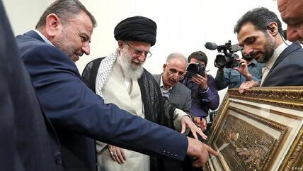 نائب رئيس حركة حماس صالح العاروري في إيران وهو يزور آية الله علي خامنئي. 
