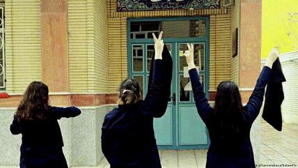احتجاج نساء في إيران ضد إجبارهن على ارتداء الحجاب.