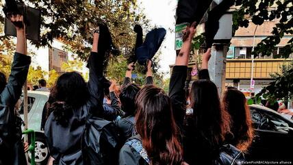 طالبات مدارس وجاعمات يتظاهرن بدون حجاب في شوارع طهران بعد وفاة مهسا أميني.