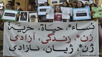 Libanesische Aktivisten bei einer Demonstration zur Unterstützung der Frauen im Iran nach dem Tod von Mahsa Amini vor dem Libanesischen Nationalmuseum in Beirut am 2. Oktober 2022.