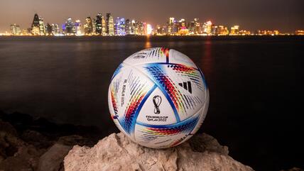 كرة قدم أمام أُفُق الدوحة - قطر.