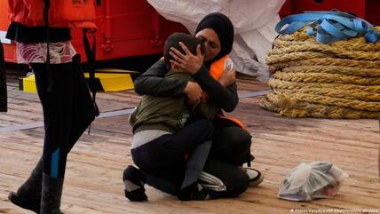 تونس - إنقاذ لاجئين في البحر الأبيض المتوسط.