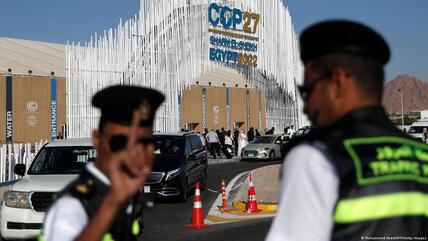 رجال شرطة أمام مدخل مكان قمة المناخ COP 27 في شرم الشيخ - مصر. 