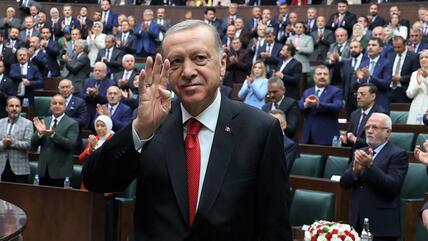 الرئيس التركي وزعيم حزب العدالة والتنمية AKP رجب طيب إردوغان يحيِّي أعضاء البرلمان خلال اجتماع المجموعة البرلمانية لحزبه  2 نوفمبر / تشرين الثاني 2022 في أنقرة - تركيا. نسبة تأييد إردوغان في أوساط الناخبين أعلى بكثير من نسبة التأييد لحزبه، هل يستمر ذلك حتى انتخابات عام 2023؟