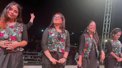 "The Khawatoons" sind die erste reine Frauen-Comedy-Truppe Südasiens (Foto: Khawatoons) "The Khawatoons" geht auf eine der berühmtesten Komikerinnen Pakistans zurück, Faiza Saleem. Sie gründete die Gruppe, um Frauen einen sicheren Ort zu geben, sich auszudrücken und über "schwierige Themen mittels Comedy zu sprechen", erklärt Saleem im Deutsche Welle-Interview.