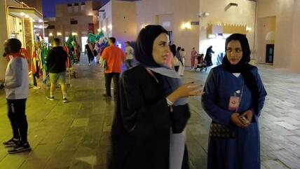 Während der Fußballweltmeisterschaft in Katar wird viel über die Rolle der Frauen in dem Golfstaat geschrieben, aber nur selten kommen sie selber zu Wort. Karim El-Gawhary hat in Doha mit zwei Katarerinnen gesprochen.