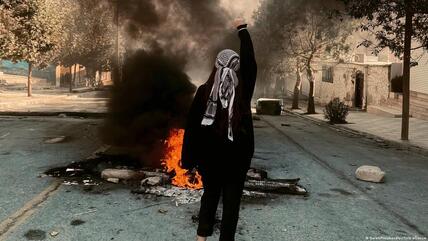  استمرار احتجاجات إيران بعد وفاة الإيرانية الكردية جينا مهسا أميني.