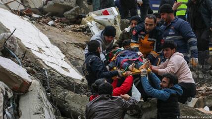 Wie hier in Adana durchsuchen unzählige zivile und offizielle Rettungskräfte eingestürzte Gebäude nach Verschütteten. Die Region wurde von mehr als 50 Nachbeben erschüttert. Der stärkste dieser Erdstöße mit einer Stärke von 7,5 ereignete sich am Montagmittag, als viele Bergungsarbeiten bereits im Gange waren.