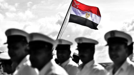 خبراء اقتصاديين دوليين ورجال أعمال مصريين اشتكوا من أن دور الجيش في الاقتصاد يزاحم القطاع الخاص ويخيف المستثمرين الأجانب.
