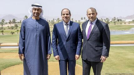 الرئيس المصري السيسي في محادثات ثلاثية مع رئيس الوزراء الإسرائيلي نفتالي بينيت وولي عهد أبو ظبي محمد بن زايد