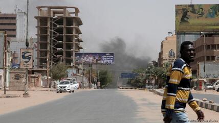 رعب في العاصمة السودانية الخرطوم بعد استمرار الاشتباكات لليوم الثالث على التوالي بين الجيش وقوات الدعم السريع ومقتل نحو 100 مدني وفق مصادر أممية. 