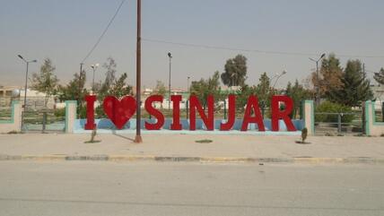 أحب سنجار - إعلان في مدينة سنجار - العراق. I love Sindschar-Werbung in Sindschar City; Foto: Birgit Svensson أحب سنجار - إعلان في مدينة سنجار - العراق.