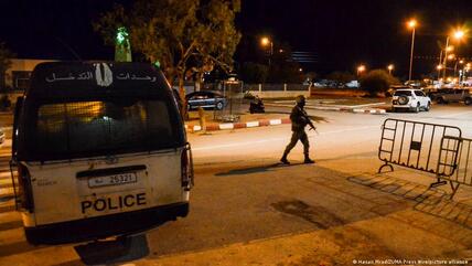 ضباط الأمن والشرطة التونسية في دورية بموقع الهجوم القاتل - جزيرة جربة - تونس.