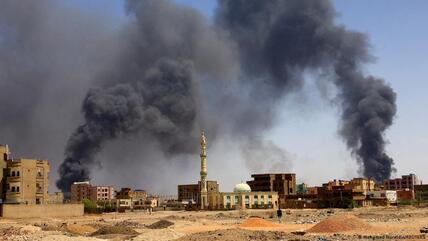 أدخنة المعارك ترتفع في سماء العاصمة السودانية الخرطوم.