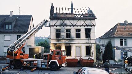 Einsatzfahrzeuge stehen 1993 vor dem ausgebrannten Haus der Familie Genc in Solingen; Foto: René Tillmann/IMAGO Fünf Menschen fielen 1993 in Solingen rechtem Terror zum Opfer, weil sie aus der Türkei stammten. Ihre Angehörigen leiden bis heute unter den Folgen