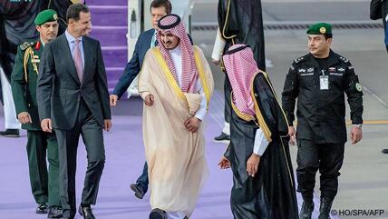 نائب أمير مكة الأمير بدر بن سلطان بن عبد العزيز (وسط) يستقبل الرئيس السوري بشار الأسد (يسار) في جدة عشية قمة جامعة الدول العربية ، 18 مايو / أيار 2023 - السعودية.