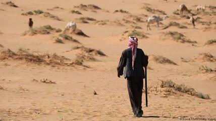 يبلغ متوسط درجات الحرارة خلال الصيف في السعودية قرابة 38 درجة مئوية. A man walks in the desert in Saudi Arabia, 23 October 2022 (photo: Franck Fife/AFP/Getty Images) يبلغ متوسط درجات الحرارة خلال الصيف في السعودية قرابة 38 درجة مئوية.