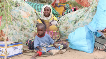 في تشاد: لاجئة وطفلها من السودان - النساء والاطفال من أبرز ضحايا الحروب.