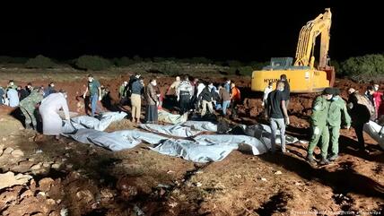 ضحايا إعصار دانيال المدمر وفيضان انهيار سدَّين - مدينة درنة في ليبيا - مقابر جماعية تضم جثث ضحايا إعصار دانيال الذي اجتاح مدينة درنة الليبية.