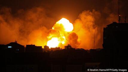 نيران ودخان يتصاعدان فوق مباني مدينة غزة خلال غارة جوية إسرائيلية بعد يوم من هجوم حماس المفاجئ على إسرائيل.