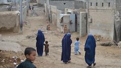سيدات افغانيات في مخيم للاجئين في مدينة كاراتشي الباكستانية. 