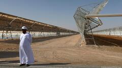 Sonnenreichtum in der Wüste: Blick auf die Solaranlage "Shams 1" in Abu Dhabi