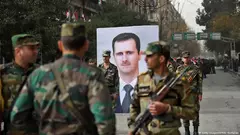 صورة للرئيس السوري بشار الأسد وسط جنود سوريين (حلب، 21 ديسمبر 2017)