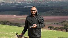صحفي رويترز عصام عبد الله الذي قتل يوم في جنوب لبنان يوم 13 أكتوبر / تشرين الأول. تحقيق رويترز خلص إلى أن طاقم دبابة إسرائيلية قتل العبد الله، وأصاب ستة صحفيين بإطلاق قذيفتين في تتابع سريع من إسرائيل بينما كان الصحفيون يصورون قصفا عبر الحدود. الصورة: (REUTERS/Mohamed Azakir)