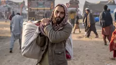 Ein afghanischer Flüchtling trägt eine Last, Pakistan