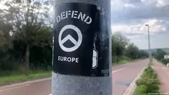ملصق مكتوب عليه "دافعوا عن أوروبا" - على أحد أعمدة الشوارع - مِنْ قِبَل حركة دعاة الحفاظ على الهوية. A sticker that says "Defend Europe" attached to a roadside post. Image: DW