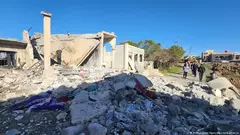 صورة من: Xinhua News Agency/picture alliance - أشخاص يتفقدون الموقع الذي استهدفته غارات أردنية في السويداء جنوب سوريا 19 / 01 / 2024. Locals checking the rubble of buildings destroyed in Jordanian airstrikes in Sweida, Syria