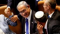  الوزراء الإسرائيلي بنيامين نتانياهو في البرلمان الإسرائيلي بين وزراء حزب الليكود . 