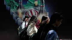 شابات إيرانيات يقاومن قمع النظام.  Young women have been defying the Iranian regime's crackdown