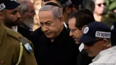  Israels Premier Benjamin Netanjahu (Mitte links), hier mit Staatspräsident Izchak Herzog (Mitte rechts) auf dem Weg zu einer Beerdigung eines bei Kämpfen im Gazastreifen getöteten israelischen Soldaten