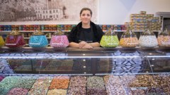 Kugu Nussrösterei, Gül Tazegül: Wir verkaufen generell mehr während des Ramadan, vor allem Datteln und ungesalzene Nüsse mögen die Leute. Mit gesalzenen Nüssen hätte man am nächsten Tag zu viel Durst, und man darf ja den ganzen Tag nichts trinken.