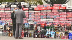 الشرطة في إيران تصادر مشروبات كحولية - فرضت إيران حظراً على الكحوليات منذ عام 1979.