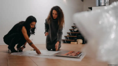 In Berlin haben der italienische Wissenschaftler Enrico De Angelis und die syrische Künstlerin Zeina Al-Abdullah die Plattform „MENA“ ins Leben gerufen, die  arabischen Kunstschaffenden einen direkten Zugang zum europäischen Publikum ermöglichen will