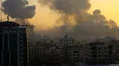 غارات جوية إسرائيلية بالقنابل في مدينة غزة  (Foto: Abed Khaled/AP Photo/picture alliance) Israelische Bombenangriffe auf Gaza-Stadt.