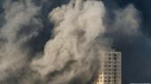 Nach einem Luftangriff steigen am Mittwoch Rauchwolken über Gaza-Stadt auf.