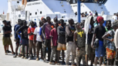  تدفق حوالي 90 ألف إنسان من مهاجري جنوب الصحراء على تونس عام 2023 بشكل غير مسبوق. صورة من: Ferhi Belaid/AFP/Getty Images  Subsaharische Migranten in Tunesien