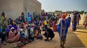 Diese sudanesischen Flüchtlinge warten am Adre-Krankenhaus im benachbarten Tschad auf medizinische Hilfe.