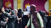 Afghanistan heute: Frauen protestieren gegen die Schließung von Schönheitssalons durch die Taliban.