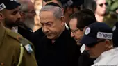  Israels Premier Benjamin Netanjahu (Mitte links), hier mit Staatspräsident Izchak Herzog (Mitte rechts) auf dem Weg zu einer Beerdigung eines bei Kämpfen im Gazastreifen getöteten israelischen Soldaten