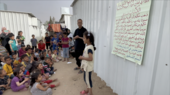 دروس مؤقتة في خان يونس بعد ما يقارب من سبعة أشهر بدون مدرسة – قطاع غزة. Provisorische Schule in Khan Juni, Gazastreifen