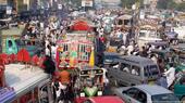 Verkehrschaos in der Megastadt Karachi, Pakistan