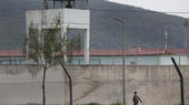 Außenansicht eines Gefängnisses in der Türkei. Ein Wachmann patrouilliert.