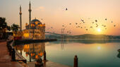 Eine Moschee im Abendlicht am Bosporus