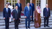 Der spanische Premierminister Pedro Sanchez (im Zentrum) mit einer Gruppe von Ministern aus arabischen Ländern vor dem spanischen Regierungsgebäude