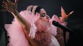 Emel Mathlouthi performing in a pink dress