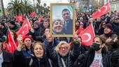 Frauen protestieren mit türkischen Flaggen. Eine hält ein Bild von sich und Ekrem İmamoğlu. 